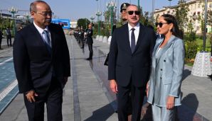 Prezident və birinci xanım Dəşkənddə Heydər Əliyevin barelyefi önünə gül dəstələri qoyublar -           YENİLƏNDİ — foto 7