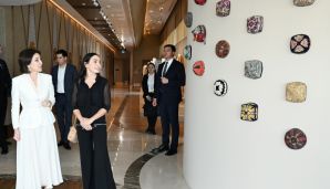 Azərbaycanın və Özbəkistanın birinci xanımları və qızları Daşkənddə sərgi ilə tanış olub və Özbəkistan milli geyimlərindən ibarət kolleksiyaya baxıblar -   FOTO - YENİLƏNDİ — foto 9