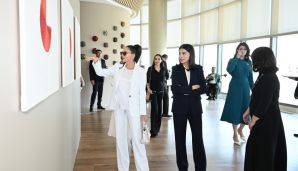 Azərbaycanın və Özbəkistanın birinci xanımları və qızları Daşkənddə sərgi ilə tanış olub və Özbəkistan milli geyimlərindən ibarət kolleksiyaya baxıblar -   FOTO - YENİLƏNDİ — foto 10