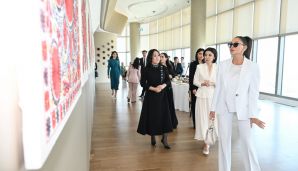 Azərbaycanın və Özbəkistanın birinci xanımları və qızları Daşkənddə sərgi ilə tanış olub və Özbəkistan milli geyimlərindən ibarət kolleksiyaya baxıblar -   FOTO - YENİLƏNDİ — foto 12