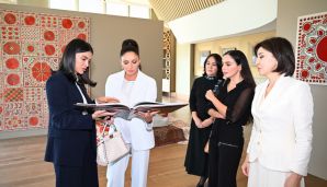 Azərbaycanın və Özbəkistanın birinci xanımları və qızları Daşkənddə sərgi ilə tanış olub və Özbəkistan milli geyimlərindən ibarət kolleksiyaya baxıblar -   FOTO - YENİLƏNDİ — foto 13