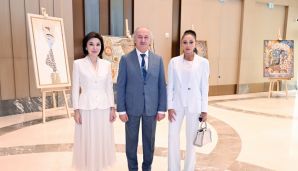 Azərbaycanın və Özbəkistanın birinci xanımları və qızları Daşkənddə sərgi ilə tanış olub və Özbəkistan milli geyimlərindən ibarət kolleksiyaya baxıblar -   FOTO - YENİLƏNDİ — foto 4