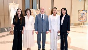 Azərbaycanın və Özbəkistanın birinci xanımları və qızları Daşkənddə sərgi ilə tanış olub və Özbəkistan milli geyimlərindən ibarət kolleksiyaya baxıblar -   FOTO - YENİLƏNDİ — foto 6