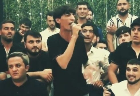 Məşhur meyxanaçılar arasında GƏRGİNLİK -     Balaəli Orxana mikrafon ATIB - VİDEO