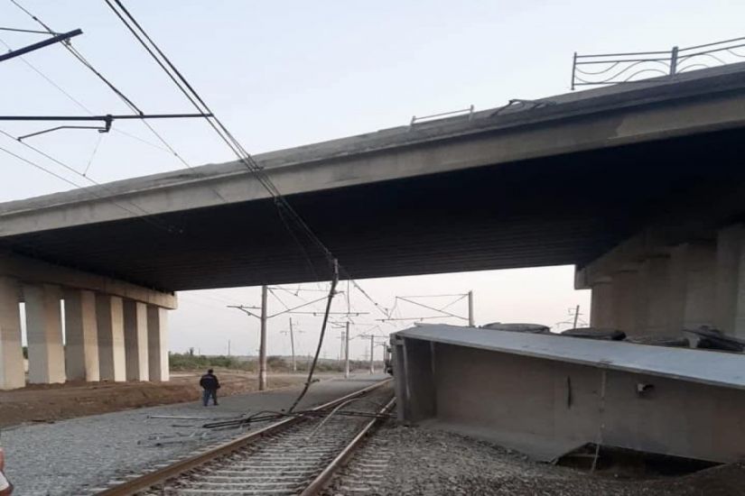 Avtomobil körpüdən dəmir yolu xəttinə aşaraq yandı, sürücü və sərnişin öldü