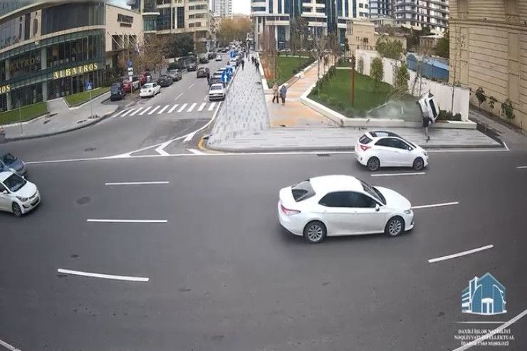 Bakıda qəzaya düşən maşın göydə fırlandı -         HADİSƏ ANI