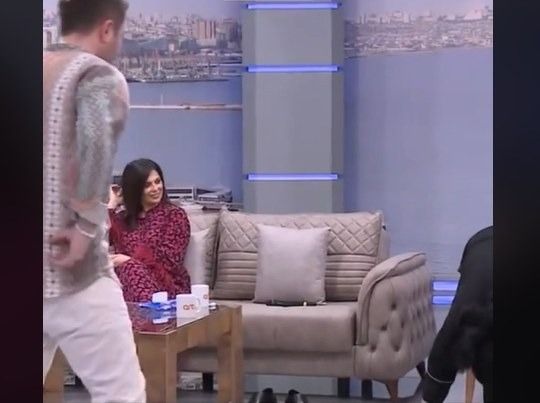 Aparıcı efirə çağırdığı müğənnidən elə bir şey istədi ki, ayaqqabısını çıxarıb divanda... -     VİDEO