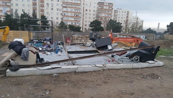 Suraxanıda müharibə iştirakçısının qarajı buldozerlə dağıdıldı, Dövlət Məşğulluq Agentliyinin avadanlıqları yararsız hala düşdü -       FOTO