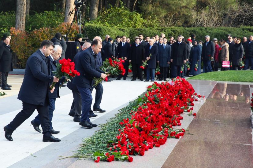AHİK kollektivi Ulu Öndər Heydər Əliyevin məzarını ziyarət etdi -   FOTOLAR