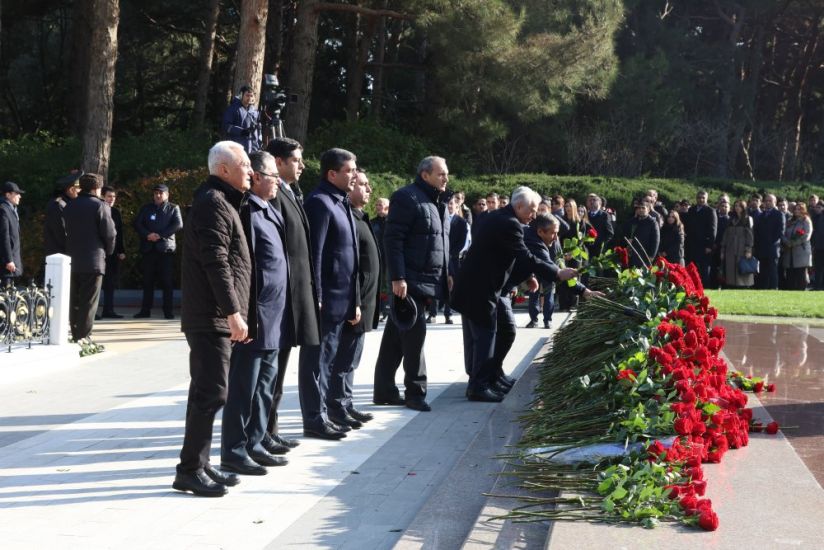 Medianın İnkişafı Agentliyinin və Audiovizual Şuranın nümayəndələri Ümummilli Lider Heydər Əliyevin məzarını ziyarət ediblər -   FOTOLAR