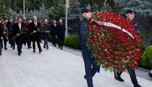 “Azərsun Holdinq"in rəhbər heyəti Ulu Öndərin məzarını ziyarət etdi -    FOTOLAR — foto 2