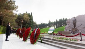“Azərsun Holdinq"in rəhbər heyəti Ulu Öndərin məzarını ziyarət etdi -    FOTOLAR — foto 3