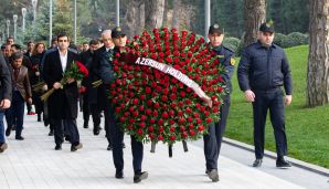 “Azərsun Holdinq"in rəhbər heyəti Ulu Öndərin məzarını ziyarət etdi -    FOTOLAR — foto 1