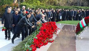 AHİK kollektivi Ulu Öndər Heydər Əliyevin məzarını ziyarət etdi -   FOTOLAR — foto 11