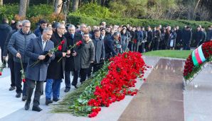 AHİK kollektivi Ulu Öndər Heydər Əliyevin məzarını ziyarət etdi -   FOTOLAR — foto 10