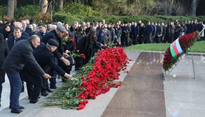 AHİK kollektivi Ulu Öndər Heydər Əliyevin məzarını ziyarət etdi -   FOTOLAR — foto 9