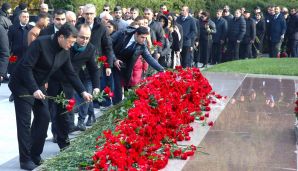 AHİK kollektivi Ulu Öndər Heydər Əliyevin məzarını ziyarət etdi -   FOTOLAR — foto 8