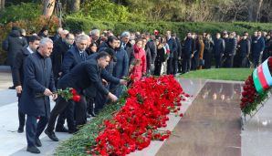 AHİK kollektivi Ulu Öndər Heydər Əliyevin məzarını ziyarət etdi -   FOTOLAR — foto 7