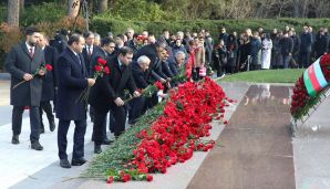 AHİK kollektivi Ulu Öndər Heydər Əliyevin məzarını ziyarət etdi -   FOTOLAR — foto 6