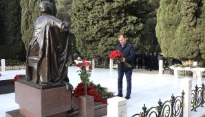 AHİK kollektivi Ulu Öndər Heydər Əliyevin məzarını ziyarət etdi -   FOTOLAR — foto 5