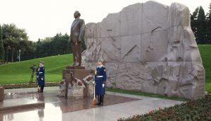 AHİK kollektivi Ulu Öndər Heydər Əliyevin məzarını ziyarət etdi -   FOTOLAR — foto 4