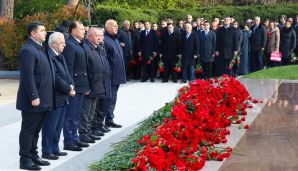 AHİK kollektivi Ulu Öndər Heydər Əliyevin məzarını ziyarət etdi -   FOTOLAR — foto 3