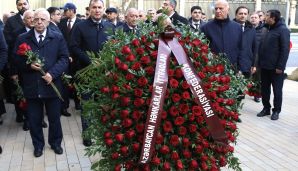 AHİK kollektivi Ulu Öndər Heydər Əliyevin məzarını ziyarət etdi -   FOTOLAR — foto 2