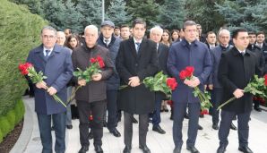 Medianın İnkişafı Agentliyinin və Audiovizual Şuranın nümayəndələri Ümummilli Lider Heydər Əliyevin məzarını ziyarət ediblər -   FOTOLAR — foto 1