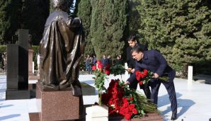 Medianın İnkişafı Agentliyinin və Audiovizual Şuranın nümayəndələri Ümummilli Lider Heydər Əliyevin məzarını ziyarət ediblər -   FOTOLAR — foto 4