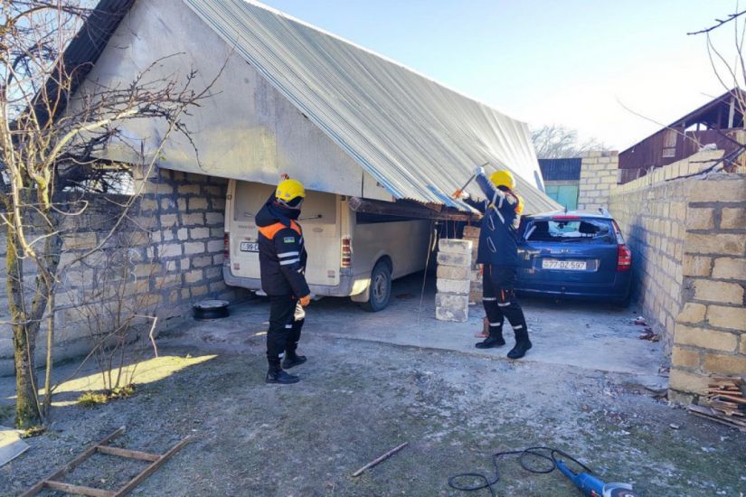 Külək talvarı avtomobillərin üzərinə aşırdı