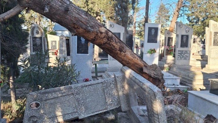 Güclü külək Mingəçevirdə qəbiristanlığı dağıtdı -     FOTOLAR