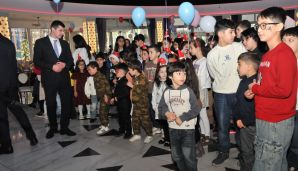 Abşeron rayonunda şəhid övladları üçün Dünya Azərbaycanlılarının Həmrəyliyi Günü və Yeni İl bayramı münasibəti ilə şənlik keçirilib -    FOTOLAR — foto 7