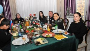 Abşeron rayonunda şəhid övladları üçün Dünya Azərbaycanlılarının Həmrəyliyi Günü və Yeni İl bayramı münasibəti ilə şənlik keçirilib -    FOTOLAR — foto 1