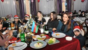 Abşeron rayonunda şəhid övladları üçün Dünya Azərbaycanlılarının Həmrəyliyi Günü və Yeni İl bayramı münasibəti ilə şənlik keçirilib -    FOTOLAR — foto 11