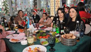 Abşeron rayonunda şəhid övladları üçün Dünya Azərbaycanlılarının Həmrəyliyi Günü və Yeni İl bayramı münasibəti ilə şənlik keçirilib -    FOTOLAR — foto 12