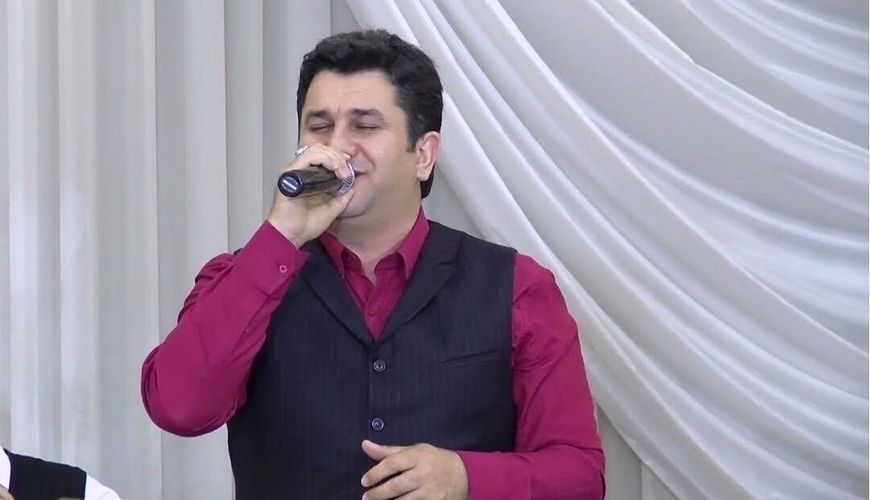 Məşhur müğənni silahdan atəş açaraq mahnı oxudu -     VİDEO