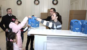 AHİK uşaqlar üçün bayram şənlikləri keçirir, sovqatlar paylayır -    FOTOLAR — foto 13