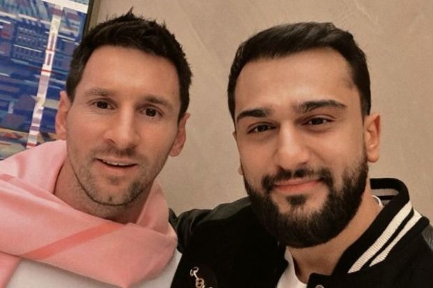 Azərbaycanlı müğənni Messi ilə bir arada
