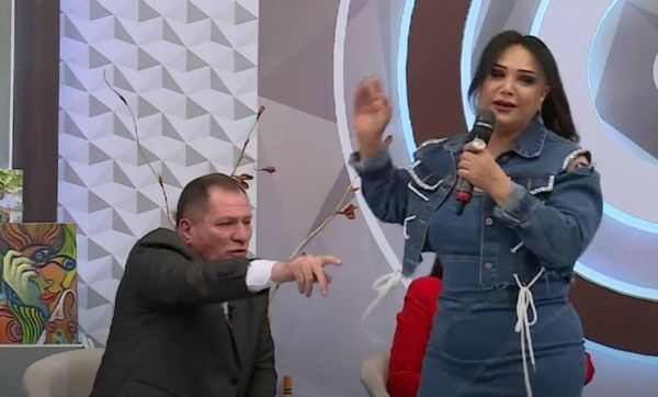 Anar Vəziroğlu Mənzurə ilə DALAŞDI: "Sən kimsən, axı?" -     VİDEO