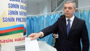 Prezident Administrasiyasının rəhbəri Samir Nuriyev 34 saylı seçki məntəqəsində səs verdi — foto 1
