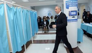 Prezident Administrasiyasının rəhbəri Samir Nuriyev 34 saylı seçki məntəqəsində səs verdi — foto 2