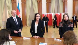 Prezident İlham Əliyev, birinci xanım Mehriban Əliyeva və ailə üzvləri Xankəndidə səs veriblər -     VİDEO - FOTO — foto 3