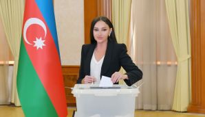 Prezident İlham Əliyev, birinci xanım Mehriban Əliyeva və ailə üzvləri Xankəndidə səs veriblər -     VİDEO - FOTO — foto 9