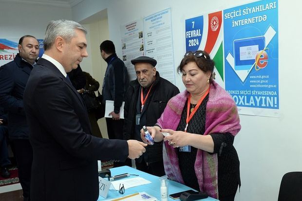 Prezident Administrasiyasının rəhbəri Samir Nuriyev 34 saylı seçki məntəqəsində səs verdi