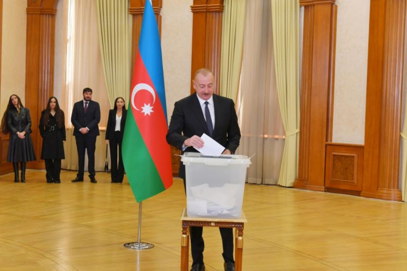 Prezident İlham Əliyev, birinci xanım Mehriban Əliyeva və ailə üzvləri Xankəndidə səs veriblər -     VİDEO - FOTO
