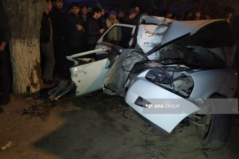 Minik avtomobili ağaca çırpılıb, yaralananlar var