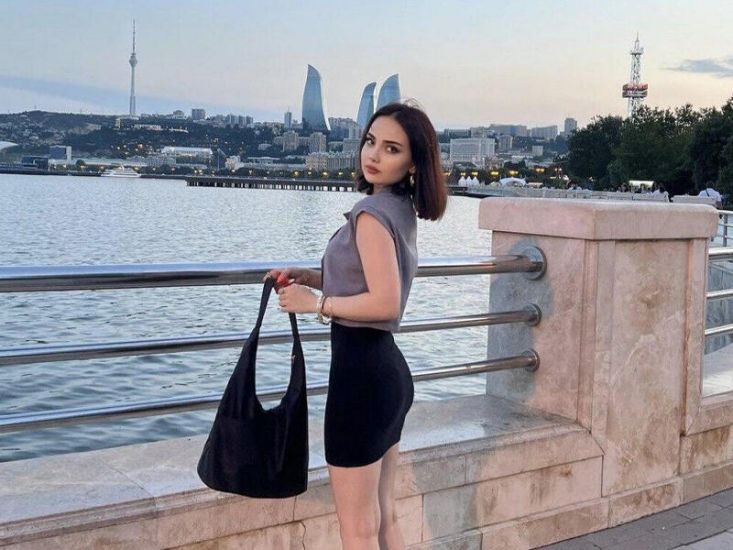 Tanınmış bloqerlə bağlı qalmaqallı iddia - Əri canlı yayımda ağlayaraq etiraf etdi -     VİDEO