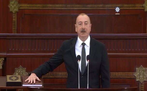 Prezidentin andiçmə mərasimindən video -       Tarixi an