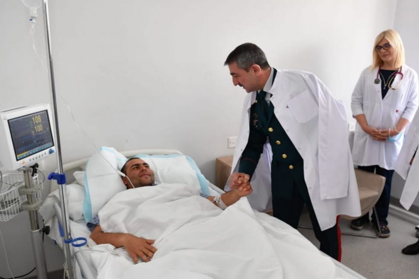 DSX rəisi Ermənistanın təxribatı nəticəsində yaralanmış hərbçini ziyarət etdi