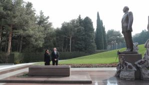 Prezident və birinci xanım Heydər Əliyevin məzarını ziyarət etdi -     FOTOLAR - YENİLƏNDİ — foto 2